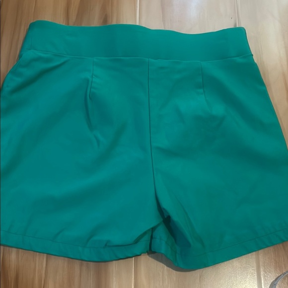 Green Shorts with Relaxed Fit and Smooth Finish - Picture 5 of 5